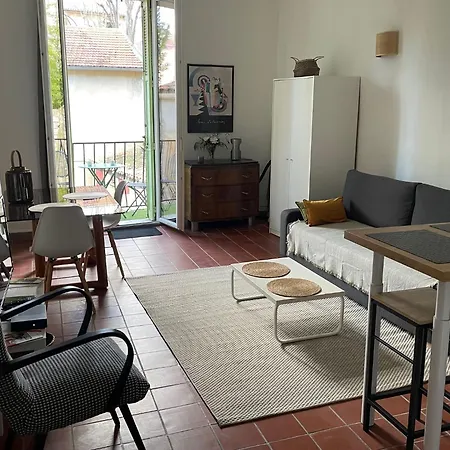 Apartment Avec Balcon Sur Cour